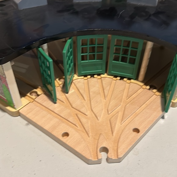Thomas and friends wooden railway round house and action turntable - Picture 2 of 4